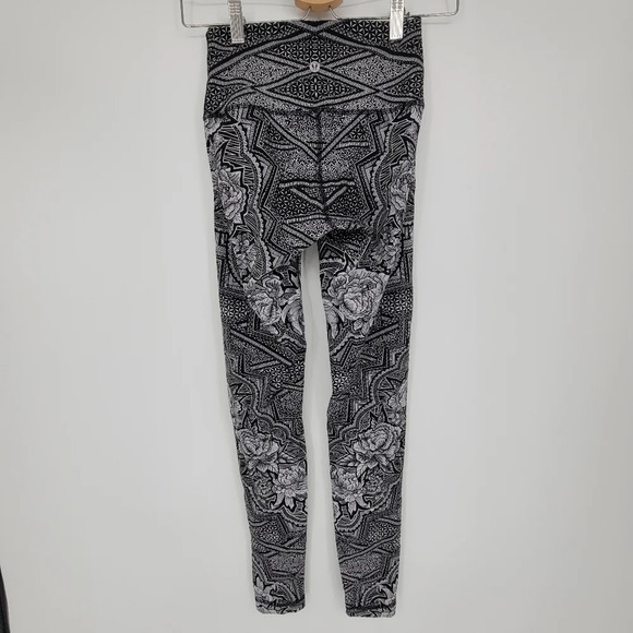 Lululemon Geometric wunder under Floral High Rise Yoga Tights size 4 - Picture 3 of 8